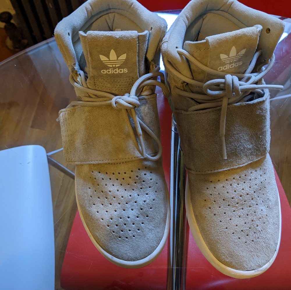 Adidas sneakers for big kids size 41/2 like 61/2 for women, like new